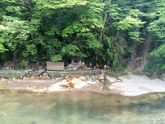 岩の湯バック画像