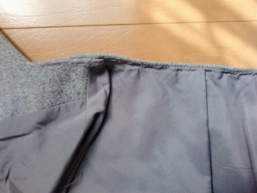 襟の部分にしつけ縫いをしてからミシンをかける