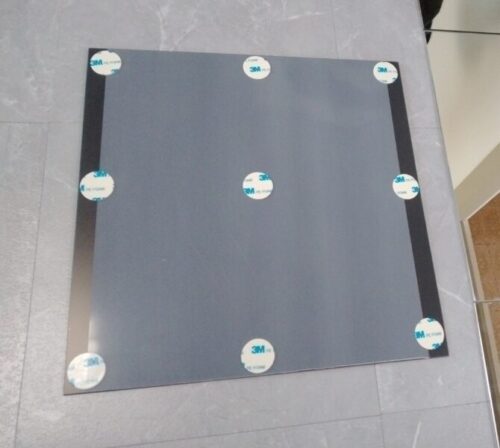 鏡の後ろにシールを貼って貼り付ける