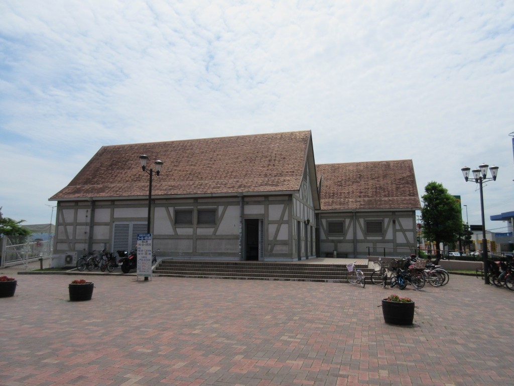 なぎさ公園プールの建物