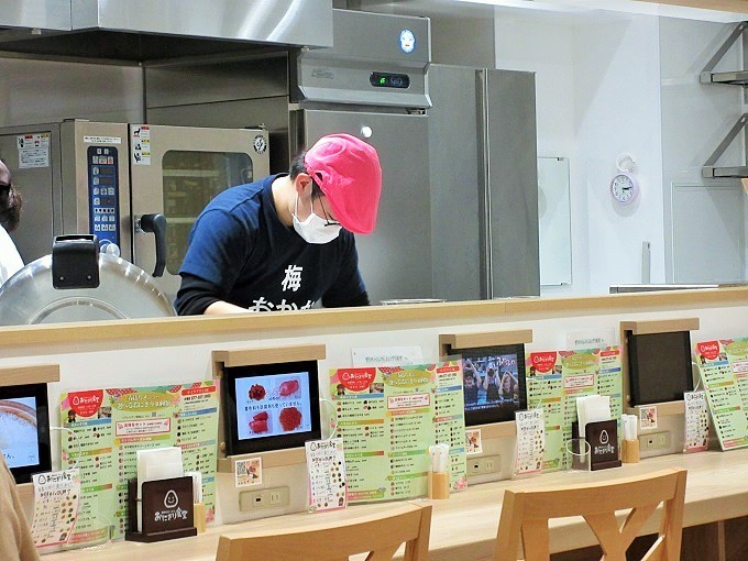おにぎり食堂のオープンキッチン