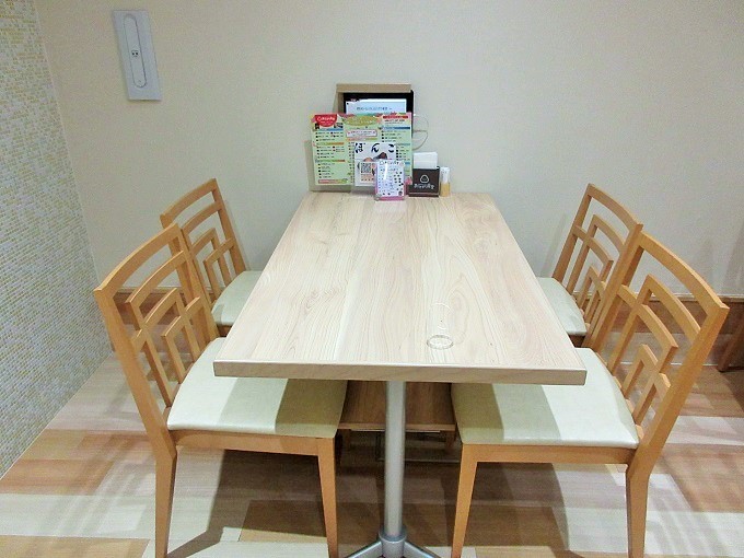 おにぎり食堂のテーブル