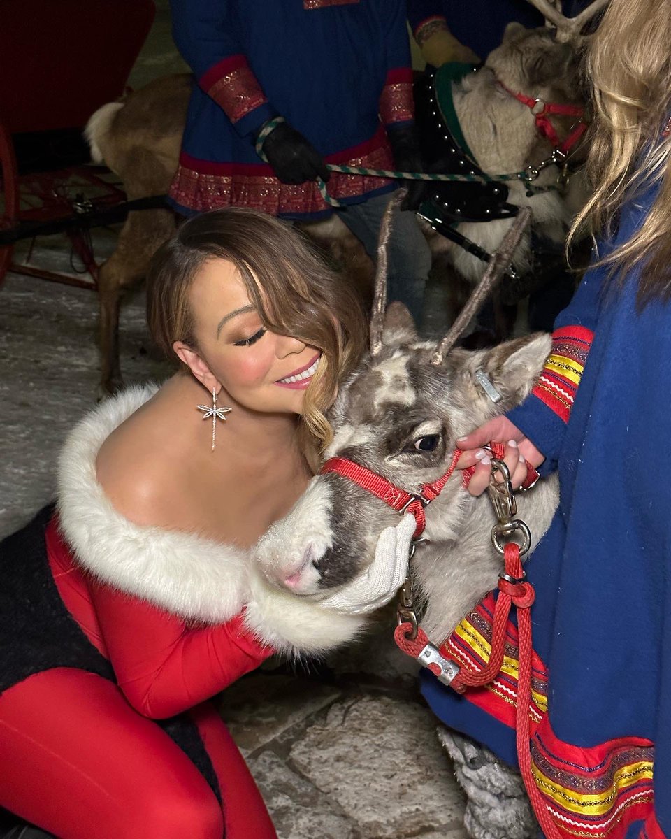 Photo shared by Mariah Carey on 9:10 AM ﹒ Dec 25, 2022 in Twitter Tweet: Santa makes a pit stop at our lair with Baby Blitzen in tow for her first public appearance! Sooooo cute!!! 🦌😍
Merry Christmas Eve everyone! ♥️♥️🎄❄️🎅🏼🎄♥️
P.S this is my Merry Christmas II You ensemble!!! 💃 https://t.co/bksMWol5Gp