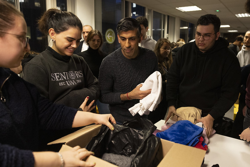 Prime Minister packing boxes with students