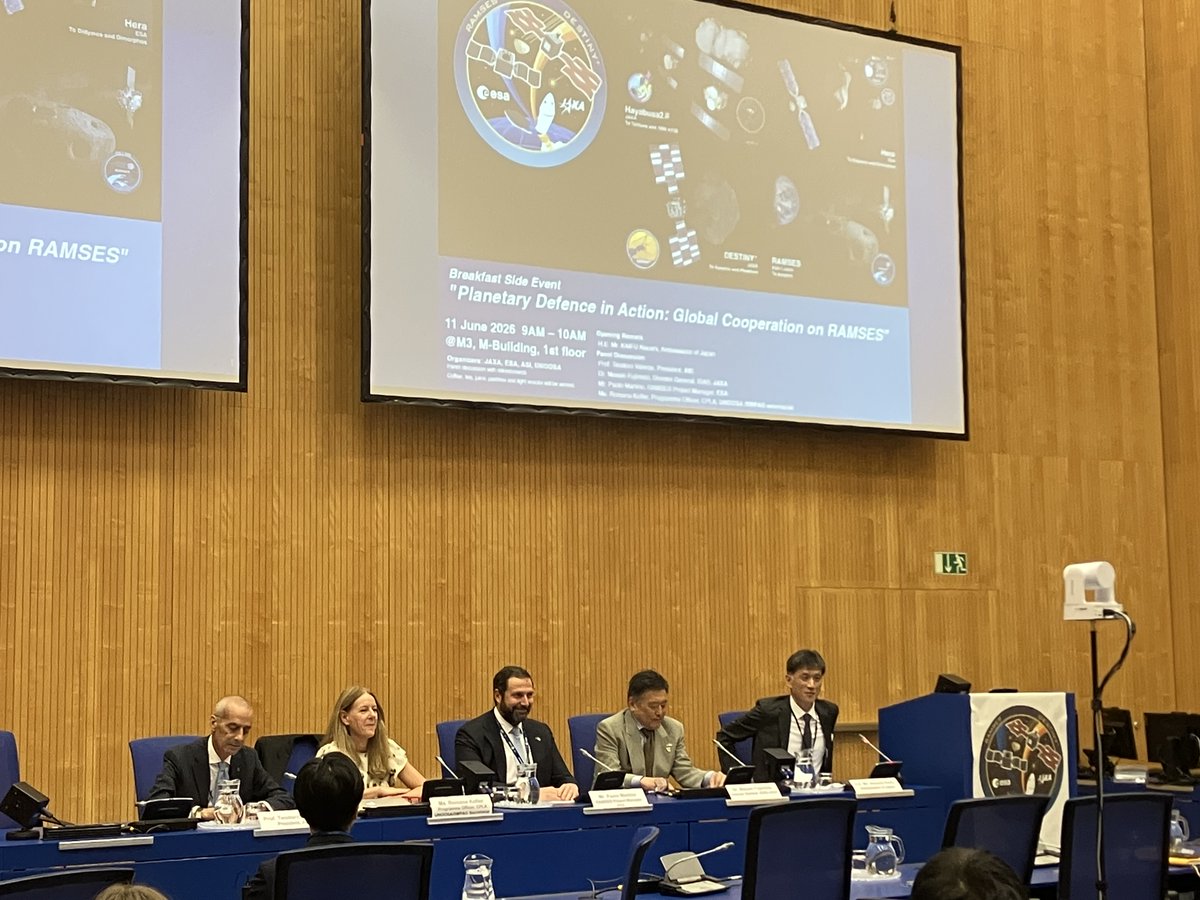 Un momento della Tavola rotonda dell'UNOOSA sulla missione Ramses dell'11 giugno 2026. Alcuni partecipanti sono seduti al tavolo. Alle loro spalle, sull'ampia parete, due grandi schermi per la proiezione delle informazioni.