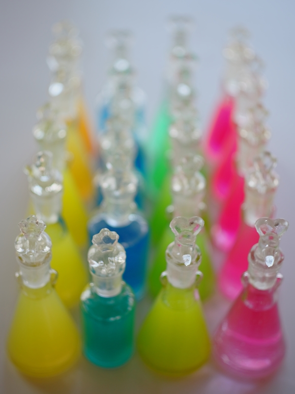 Old reagent bottles paradise. 前へならえっ!_b0227088_19394025.jpg