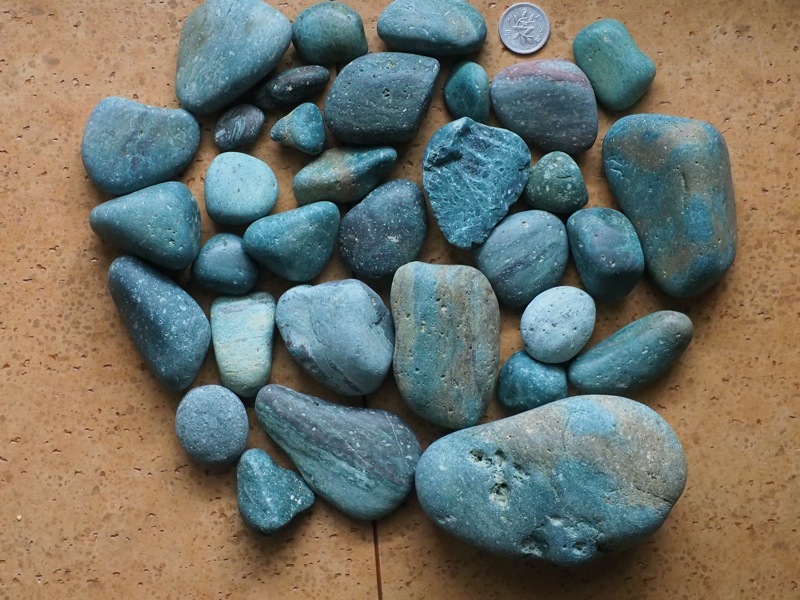 【海で拾った石】海の色の石(2)_f0169147_21234403.jpg