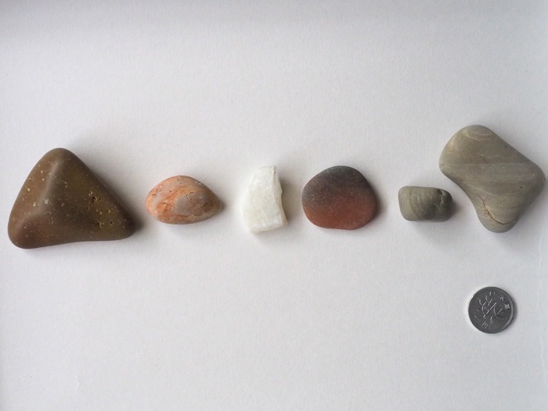 【海で拾った石】海の色の石(2)_f0169147_21234570.jpg