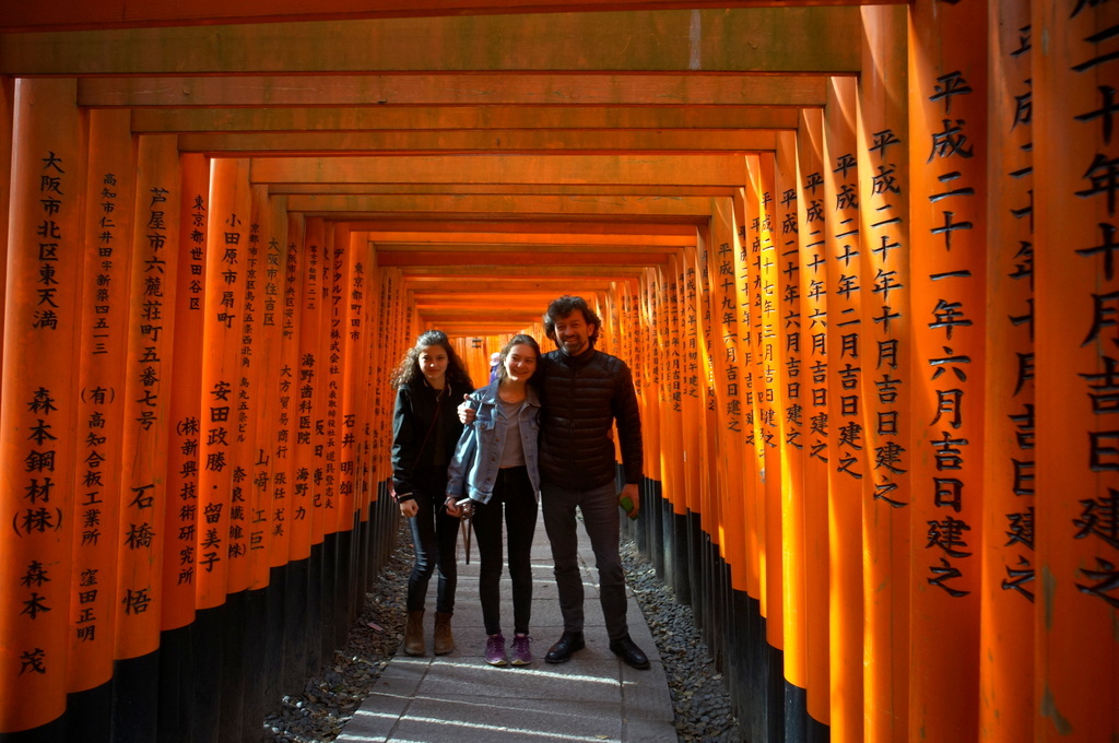伏見稲荷の鳥居とAMPELMANN (2016春)_c0180686_00524386.jpg