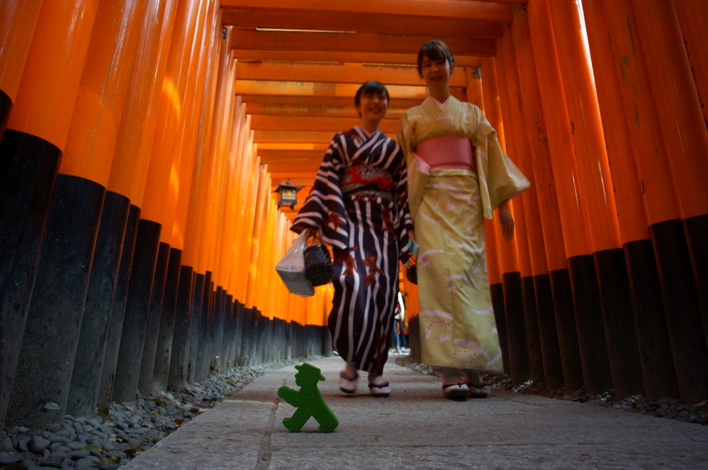 伏見稲荷の鳥居とAMPELMANN (2016春)_c0180686_00542891.jpg