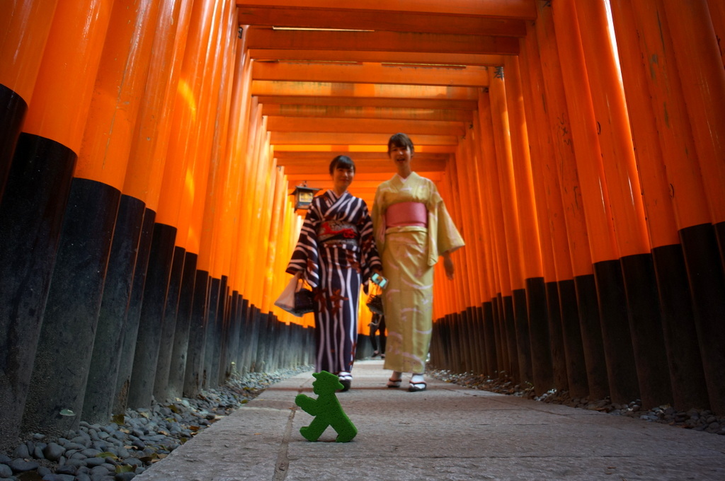 伏見稲荷の鳥居とAMPELMANN (2016春)_c0180686_00543572.jpg