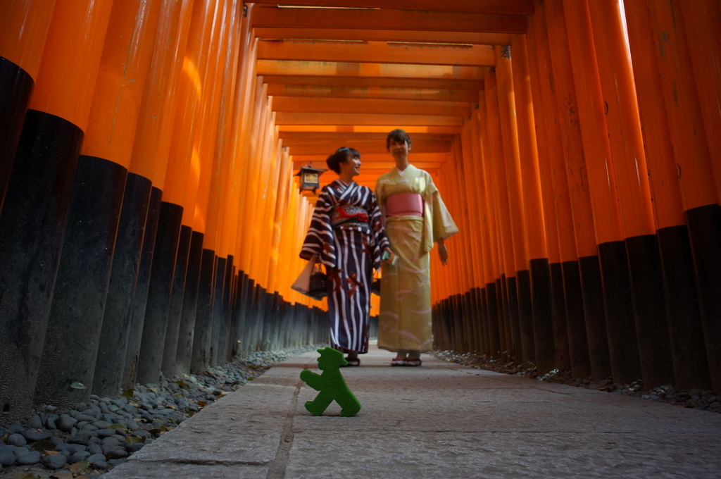 伏見稲荷の鳥居とAMPELMANN (2016春)_c0180686_00544247.jpg