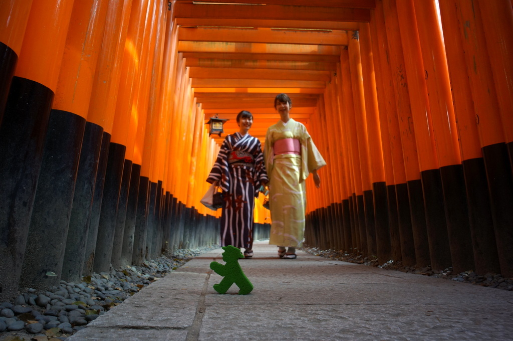 伏見稲荷の鳥居とAMPELMANN (2016春)_c0180686_00545341.jpg