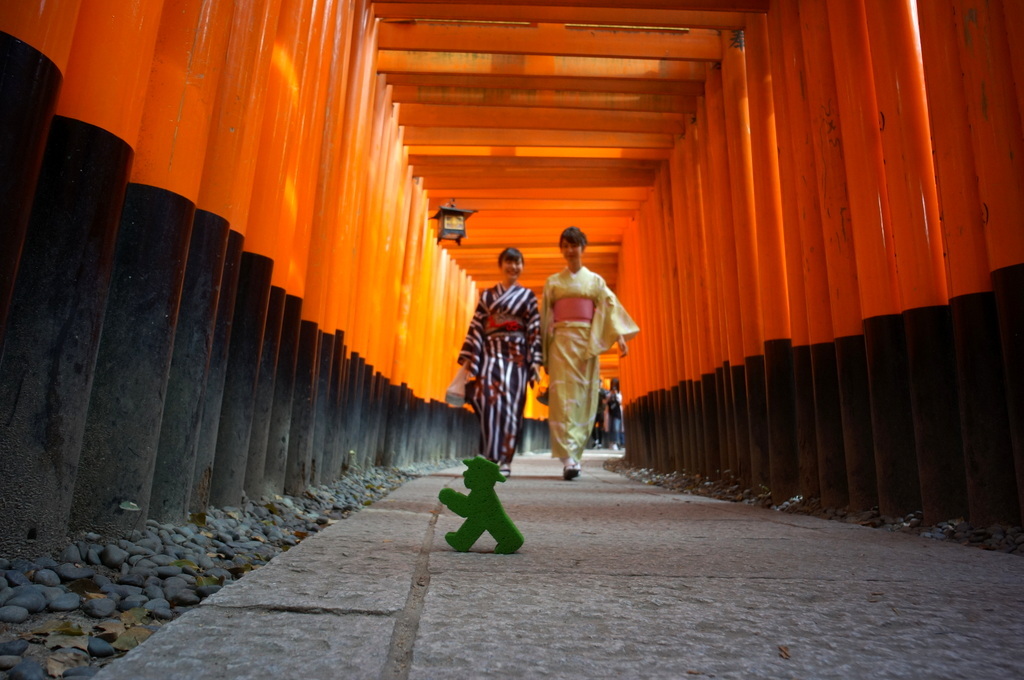 伏見稲荷の鳥居とAMPELMANN (2016春)_c0180686_00550280.jpg