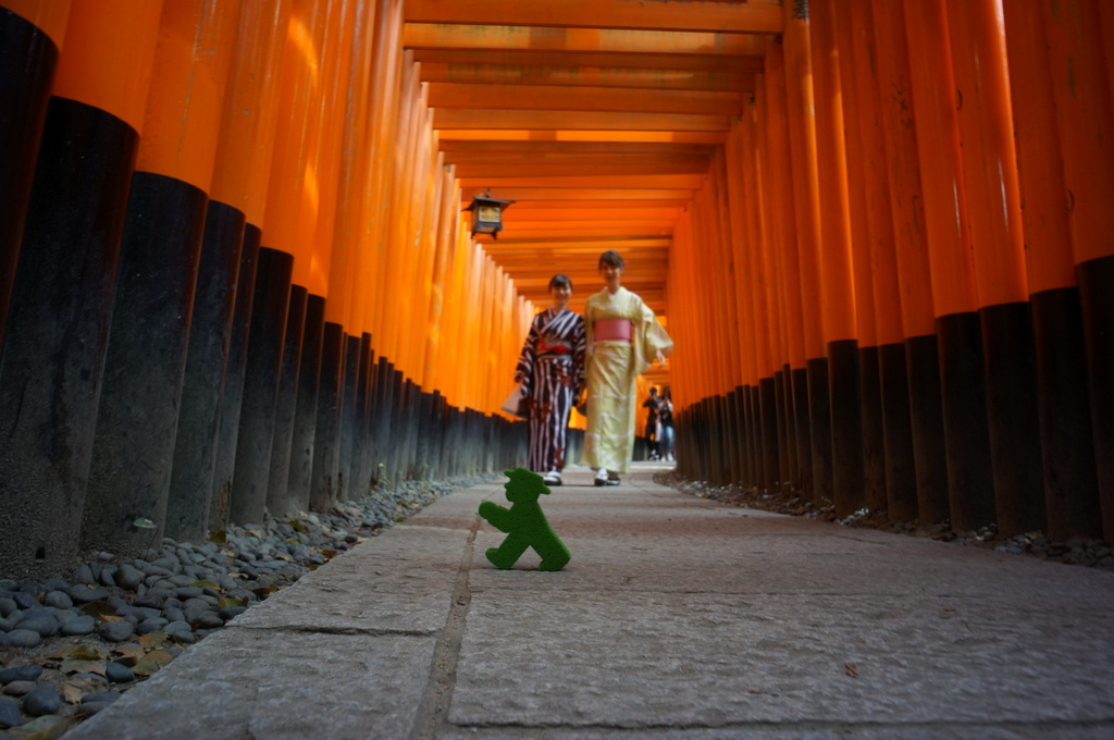 伏見稲荷の鳥居とAMPELMANN (2016春)_c0180686_00550949.jpg