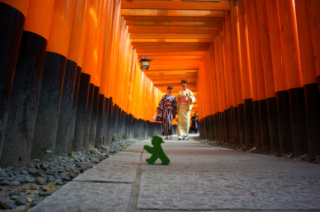 伏見稲荷の鳥居とAMPELMANN (2016春)_c0180686_00551782.jpg