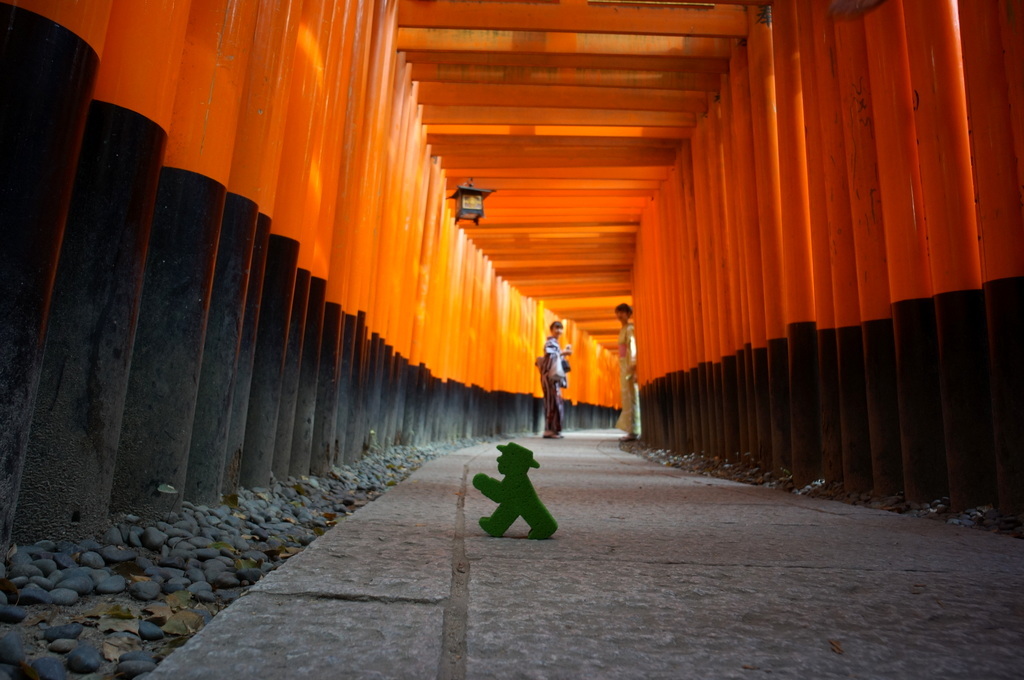 伏見稲荷の鳥居とAMPELMANN (2016春)_c0180686_00552434.jpg