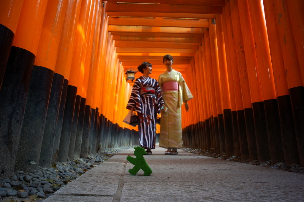 伏見稲荷の鳥居とAMPELMANN (2016春)_c0180686_00553190.jpg