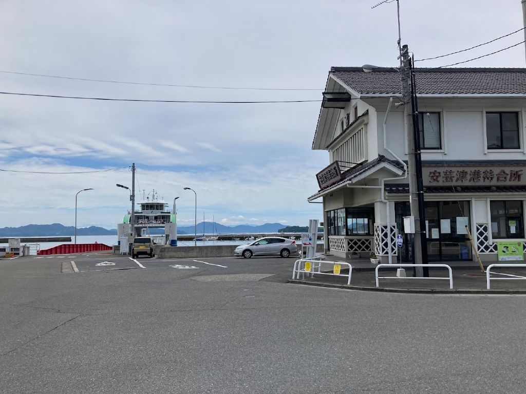 安芸津も有名な日本酒があるからか、酒蔵っぽい建物