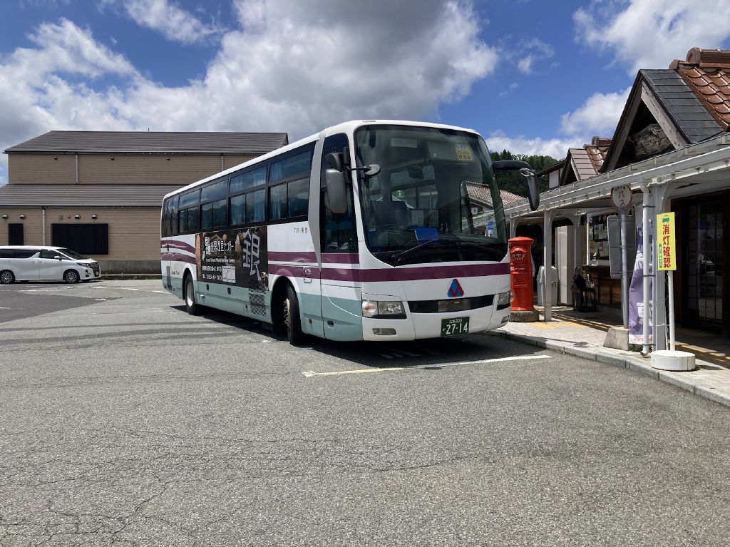 一応、町営バスのターミナルでもあるので、ここでバスに乗り換えて邑南町の奥地へと向かうこともできそうだけど、難易度高め