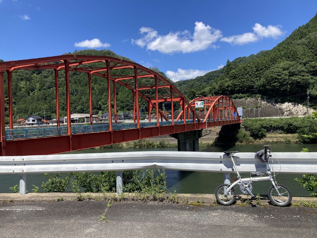 こういう人口の少ないところで川を挟んで県境があったりすると、行政面ではいろいろ効率悪そう。特に学校とか