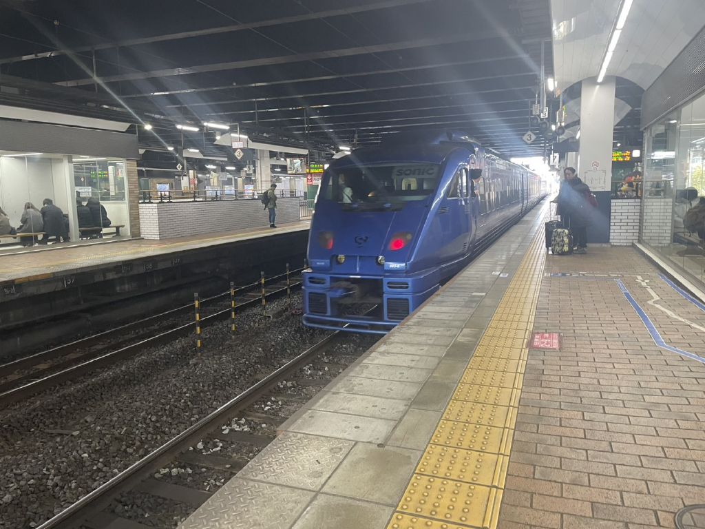 そろそろ青い方のソニックは古くなってきたから、新車を導入して欲しいところ・・・西九州新幹線が全通したら長崎本線の特急が日豊本線に流れてくるかもしれないけど、佐世保・ハウステンボス行きの特急もあるから、その辺はどうなるんだろうか