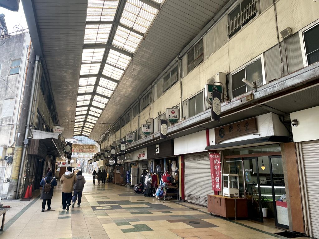 駅に近い方はやっている店も多め。