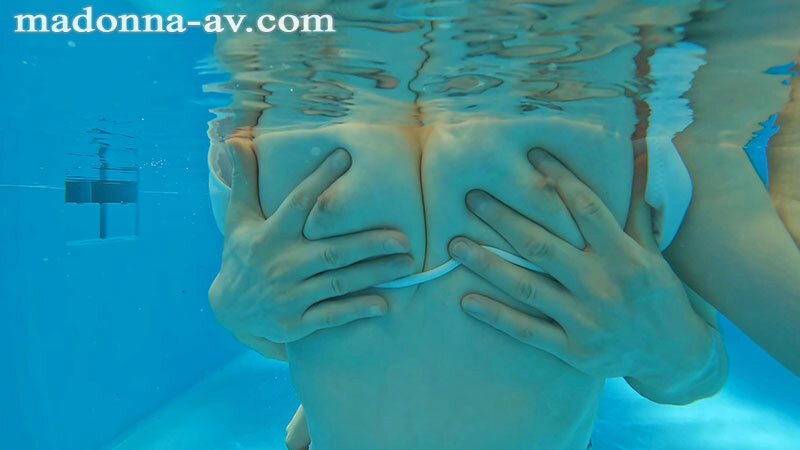 リゾートプールNTR 専属イイ女×大人のビキニ…背徳感と開放感が交錯するNTRドラマ―。 新妻ゆうか 3枚目