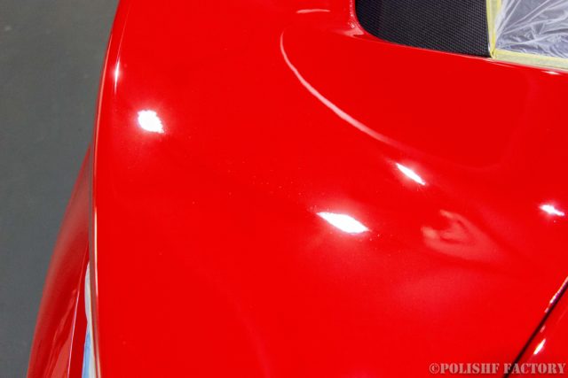 真っ赤なフェラーリの傷を除去した塗装面の画像