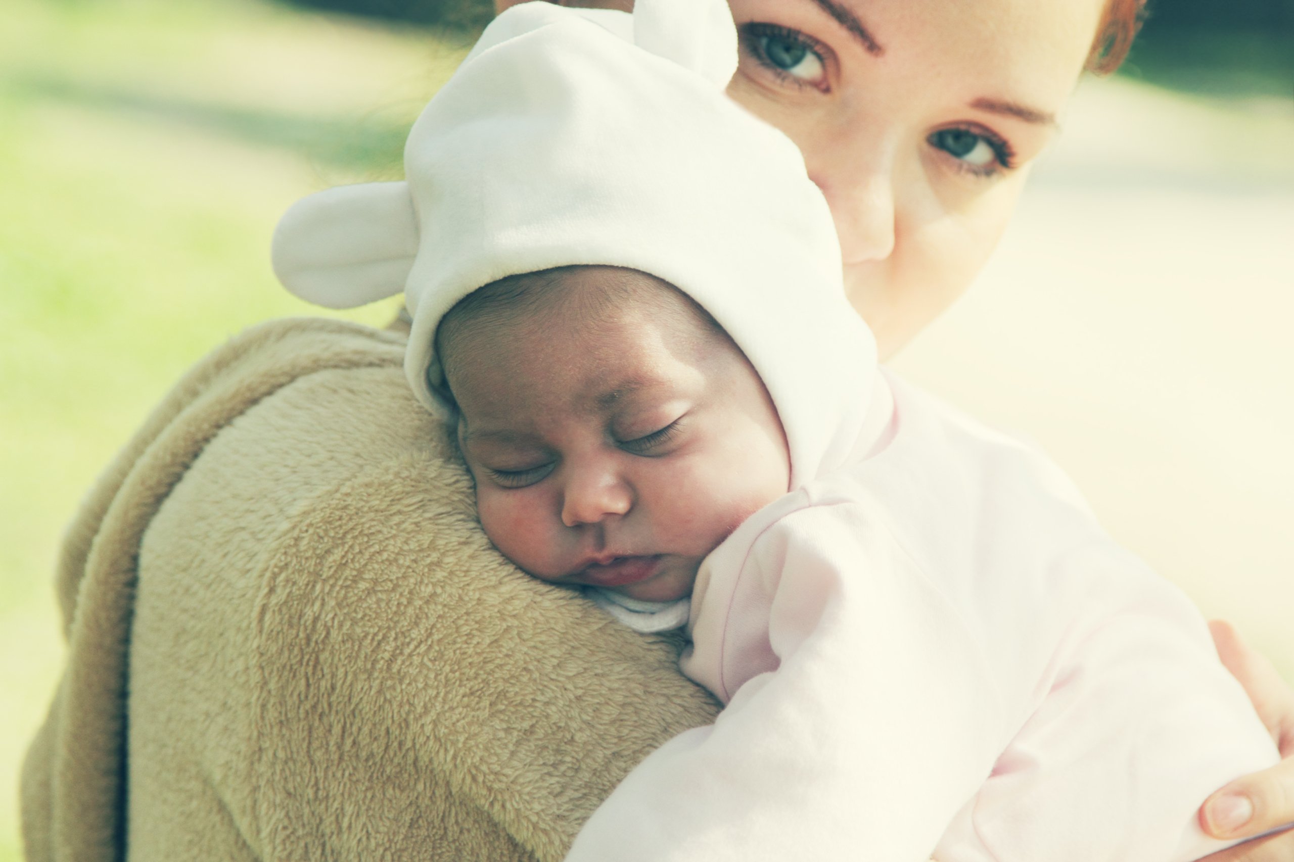 giovane madre con il suo neonato