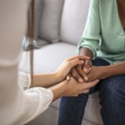 lo psicologo tiene le mani del paziente