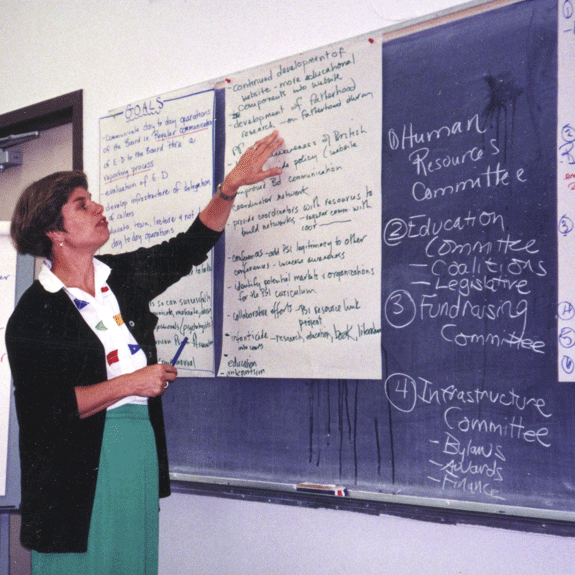 Dr. Ann Dunnewold geeft een presentatie tijdens de bijeenkomst van 1999. PSI Bestuursvergadering in Vancouver. Met dank aan Jane Honikman.