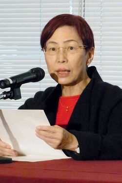 記者会見する東京大学の上野千鶴子名誉教授=2015年11月26日、東京都千代田区の日本記者クラブ(写真=時事通信フォト)