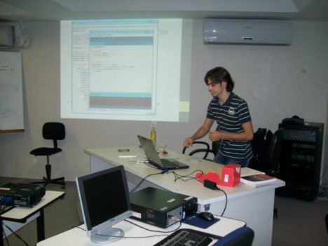 Victor fazendo seus experimentos com o Arduino Victor fazendo seus experimentos com o Arduino