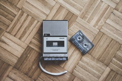 Photographie d'un appareil enregistreur à cassettes.