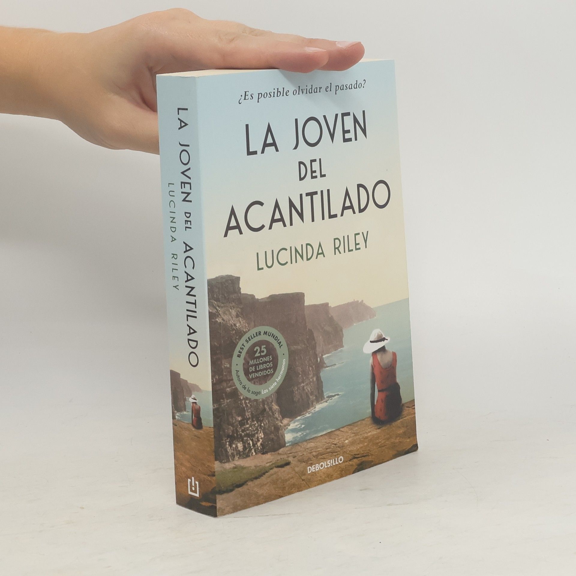 La joven del acantilado