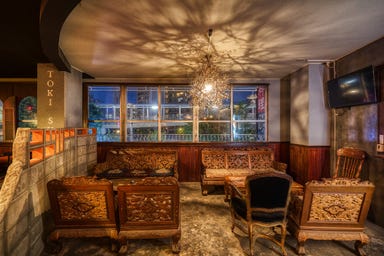 トキシラズ_華やかなソファ席