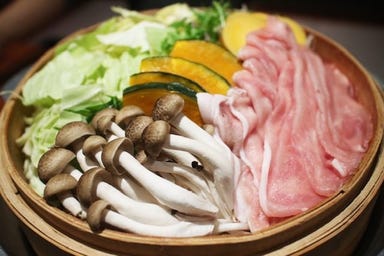 沖縄料理が楽しめるハイボール酒場 玉らん_あぐー豚とオススメ野菜のせいろ蒸し