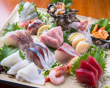 ゆったり掘りごたつで海鮮料理と沖縄料理が味わえる店 魚じん_刺身の盛り合わせ