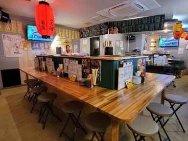 沖縄ソバと町中華食堂酒場& タコスと担々麺せんべろ酒場オロダン_千ベロ専門店大衆カウンター酒場『せんべろHIGASHI』 カウンター席