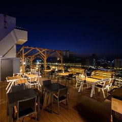 宴会や飲み会に最適!カジュアルなテーブル席♪ 石垣牛 ビアガーデン スカイ_宴会や飲み会に最適!カジュアルなテーブル席♪