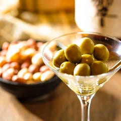 グリーンオリーブ 屋根ウラ酒場×テラスBBQ ジョニーの酒場 田町・三田店_グリーンオリーブ