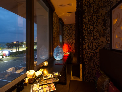 ランプの照明に包まれた、カップルのためのとっておきの空間 Poco a Poco 北谷店_ランプの照明に包まれた、カップルのためのとっておきの空間