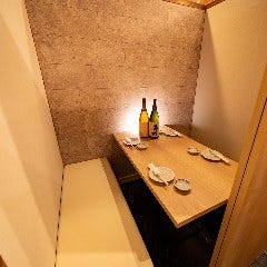 全席個室 はんなり邸 八重洲店_プライベートな時間を大切にしたい方に最適で、周囲を気にせずゆったりとした時間を過ごせます。少人数から大人数まで幅広く対応しており、友人や家族との特別な集まりやビジネスの接待など、さまざまなシーンでご利用いただけます。