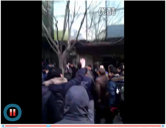 【中国】iPhone4S発売直前に乱闘騒ぎ→安全のため販売中止→客はブチギレ、生卵が飛び交う騒ぎに 【中国】iPhone4S発売直前に乱闘騒ぎ→安全のため販売中止→客はブチギレ、生卵が飛び交う騒ぎに