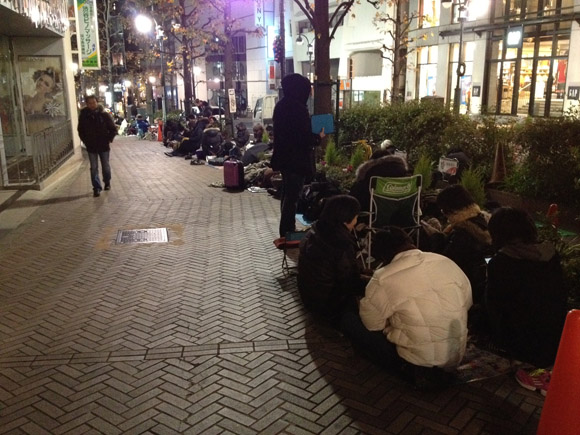 今から並べばアップルストアの超お得な福袋『Lucky bag』が買えるかも! 急げ!! 今から並べばアップルストアの超お得な福袋『Lucky bag』が買えるかも! 急げ!!