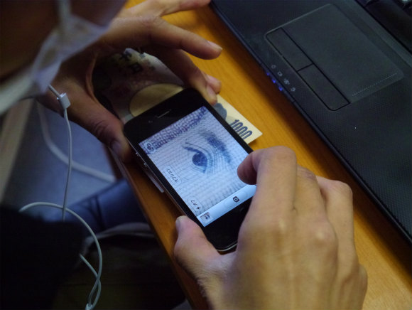 ホントにできた! 一滴の水だけでiPhoneを顕微鏡なみの超接写カメラにする方法 ホントにできた! 一滴の水だけでiPhoneを顕微鏡なみの超接写カメラにする方法