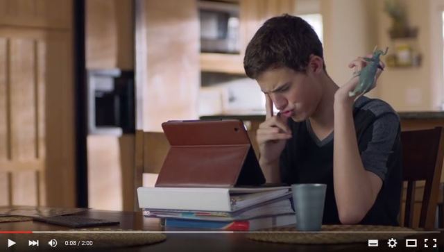 言葉を話さない自閉症の少年が「最新技術を使ってコミュニケーションを取る」動画に感動! テクノロジーの在り方を考えるきっかけに 言葉を話さない自閉症の少年が「最新技術を使ってコミュニケーションを取る」動画に感動! テクノロジーの在り方を考えるきっかけに