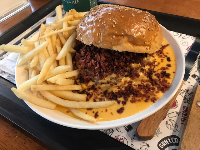 「群馬のブラジル」で食べたハンバーガーがチーズ溢れすぎ! 肉厚パティが完全に埋もれてるぅぅ!! 「群馬のブラジル」で食べたハンバーガーがチーズ溢れすぎ! 肉厚パティが完全に埋もれてるぅぅ!!