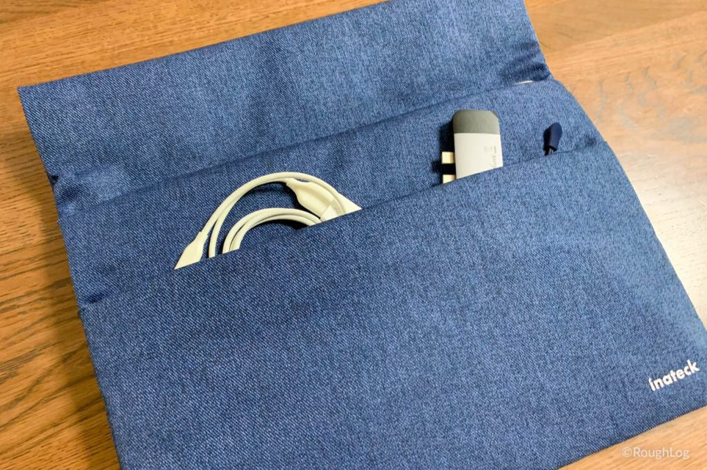 サイドポケットに周辺アクセサリーを収納できて便利